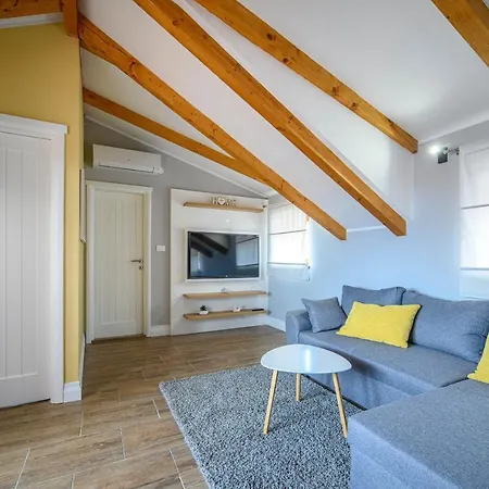 Orsula Near Old Town Apartment *