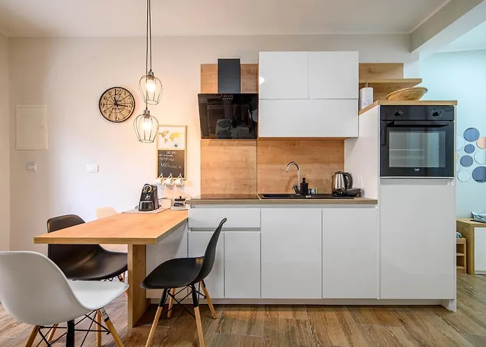 Orsula Near Old Town 希贝尼克