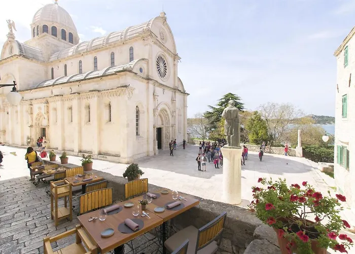 Orsula Near Old Town Apartman